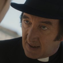 Omen - L'origine del presagio:  Ralph Ineson in una scena del film