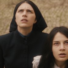 Omen - L'origine del presagio: Nell Tiger Free e Nicole Sorace in una scena del film