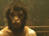Monkey Man: Dev Patel svela le fonti di ispirazione per il suo esordio alla regia in un video