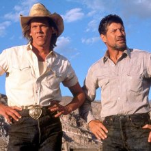 Tremors: Fred Ward e Kevin Bacon nel film