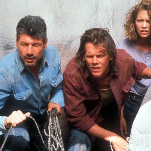 Tremors: Fred Ward, Kevin Bacon e Finn Carter nel film