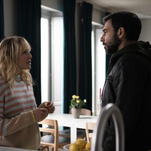 Il Clandestino: Edoardo Leo e Alice Arcuri in una scena