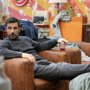 Il Clandestino: Edoardo Leo in una scena della serie