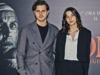 Omen - L'origine del presagio e un'anima italiana incarnata da Andrea Arcangeli e Nicole Sorace