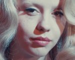 MaXXXine: Mia Goth è una sexy star di film per adulti nel trailer del capitolo finale della trilogia