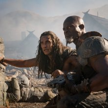 Rebel Moon - Parte 2: La Sfregiatrice, Djimon Hounsou, Staz Nair in una scena