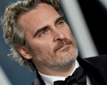 Joaquin Phoenix, Elliott Gould e altri creativi ebrei sostengono il discorso di Jonathan Glazer agli Oscar