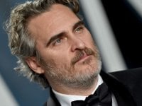 Joaquin Phoenix, Elliott Gould e altri creativi ebrei sostengono il discorso di Jonathan Glazer agli Oscar