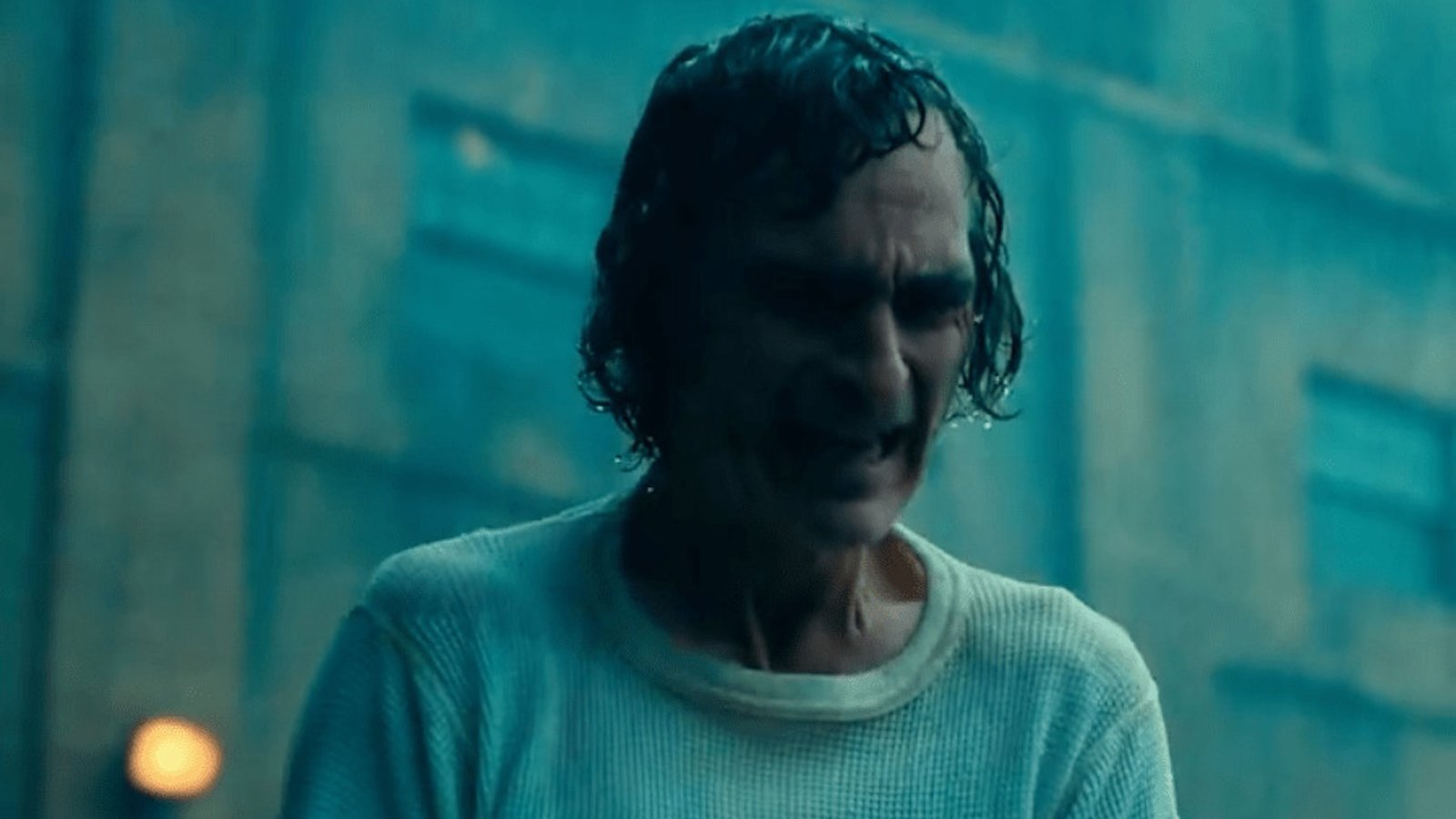 Joker: Folie à Deux, ecco Joaquin Phoenix in manicomio nel teaser che anticipa il trailer