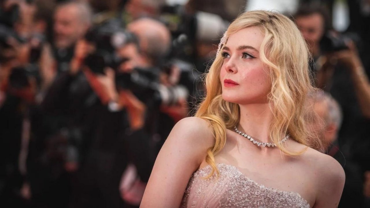 A Complete Unknown: Elle Fanning con Timothee Chalamet sul set del biopic su Bob Dylan