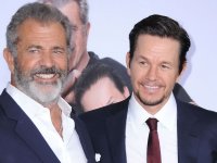 Flight Risk: Mark Wahlberg calvo e psicotico nel trailer del nuovo film di Mel Gibson mostrato al CinemaCon