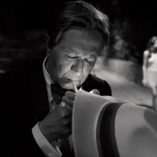 Parthenope: un primo piano di Gary Oldman in una foto