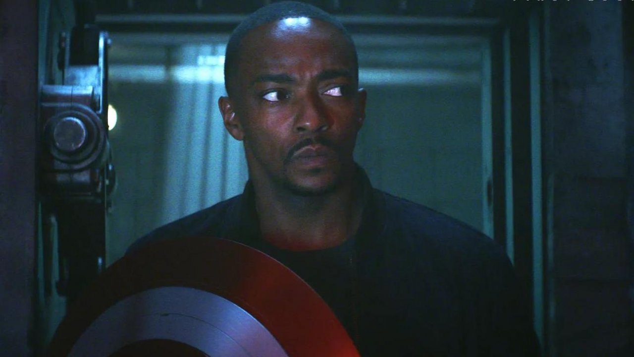 Anthony Mackie con lo scudo di Captain America