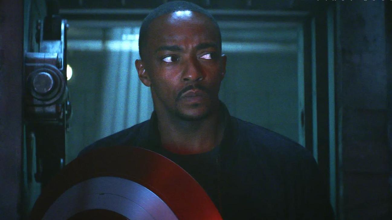 Anthony Mackie con lo scudo di Captain America