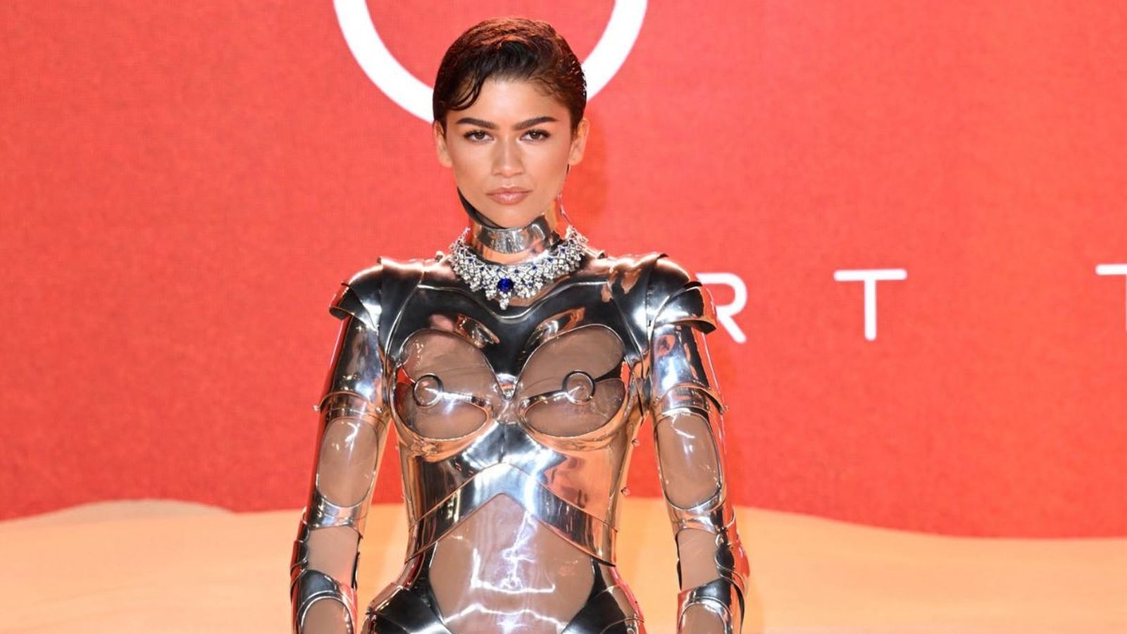 Zendaya commenta l'abito da robot indossato alla premiere londinese di Dune 2: 'Ma cosa mi è venuto in mente?'