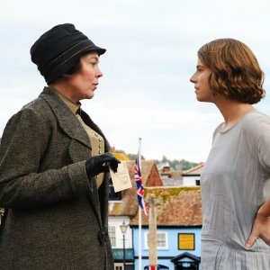 Cattiverie a domicilio: Olivia Colman, Jessie Buckley in una scena