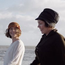 Cattiverie a domicilio: Olivia Colman, Jessie Buckley in una foto