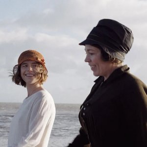Cattiverie a domicilio: Olivia Colman, Jessie Buckley in una foto