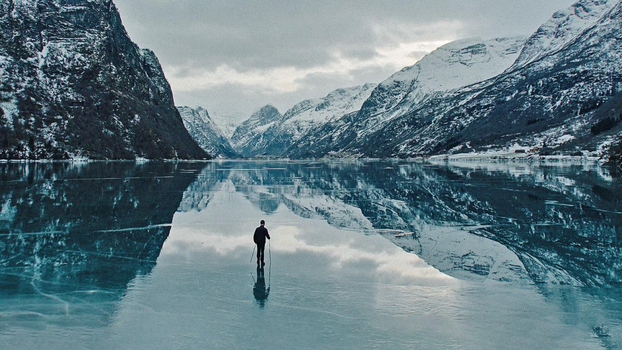 La canzone della Terra, la recensione: ode alla natura e alla memoria nel documentario prodotto da Wim Wenders