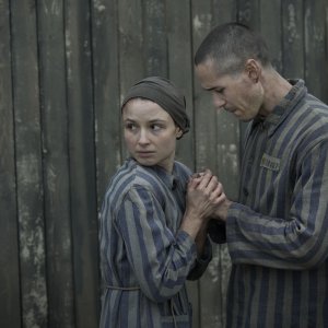 I protagonisti in una scena della serie Il tatuatore di Auschwitz