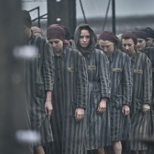 I prigionieri in una scena de Il tatuatore di Auschwitz
