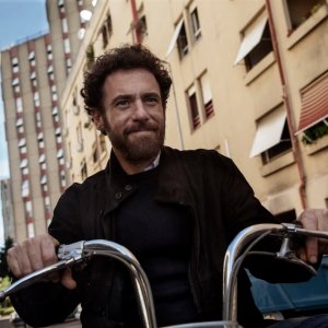 Confidenza: Elio Germano in una scena del film