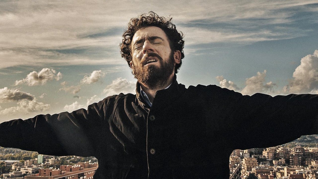 Confidenza, la recensione: Lo sguardo di Daniele Luchetti, l’intensità di Elio Germano