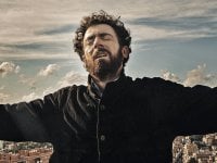 Confidenza, la recensione: Lo sguardo di Daniele Luchetti, l'intensità di Elio Germano