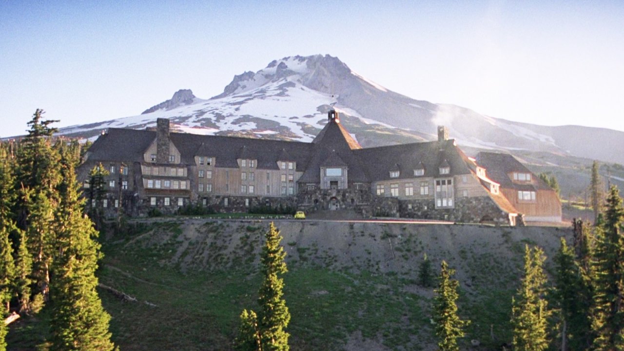 Shining: un incendio ha rischiato di danneggiare l'albergo diventato l'Overlook hotel nel film di Kubrick