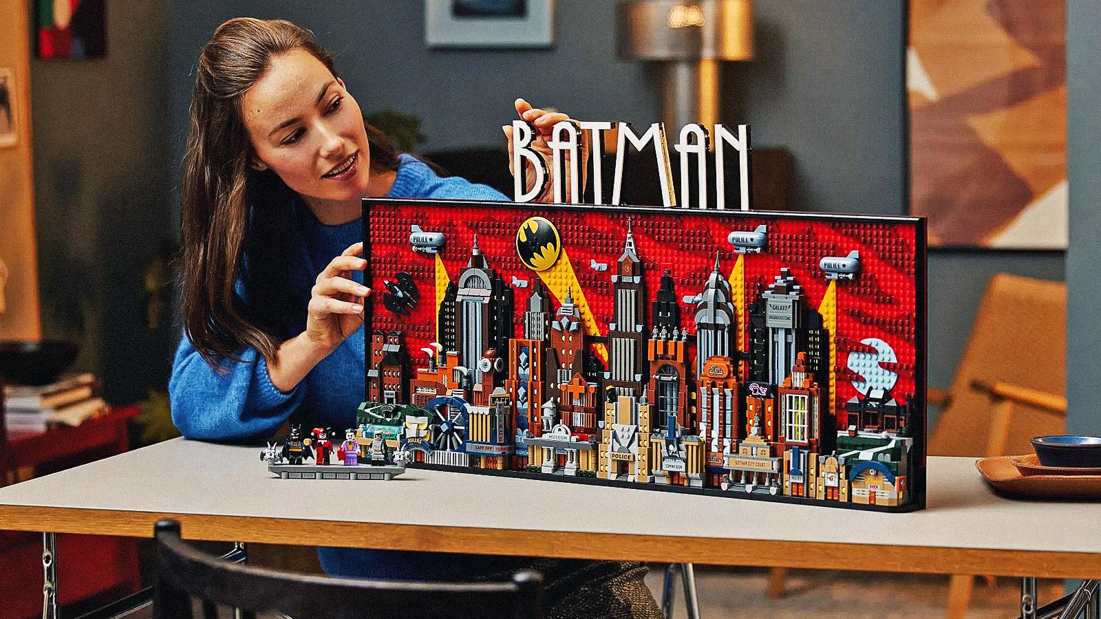 Batman, gli 85 anni del Cavaliere Oscuro in mattoncini: un set LEGO che è un'esperienza seriale