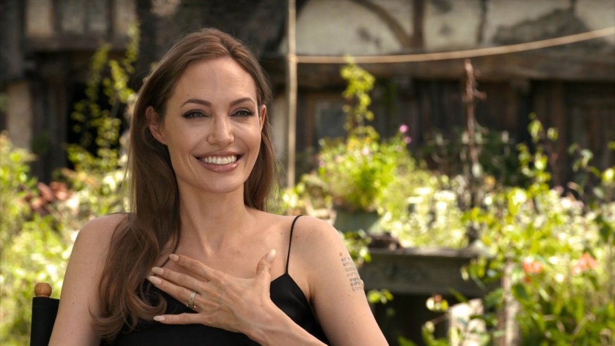Angelina Jolie - Figure 2