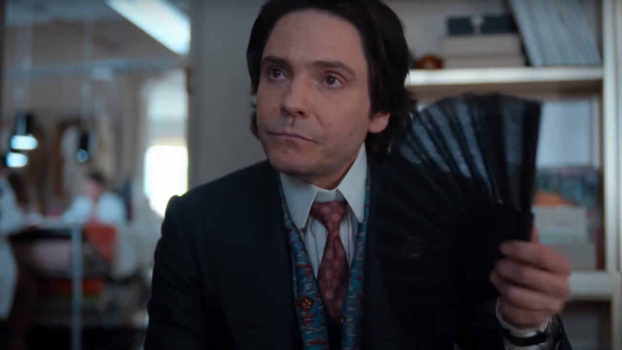 Becoming Karl Lagerfeld: Daniel Brühl è il famoso stilista nel trailer della serie in arrivo su Disney+
