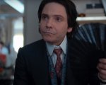 Becoming Karl Lagerfeld: Daniel Brühl è il famoso stilista nel trailer della serie in arrivo su Disney+