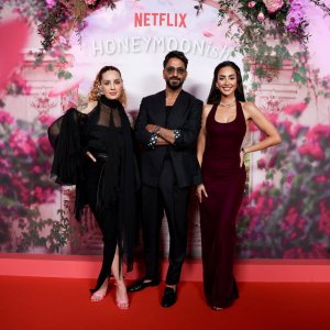 Honeymoonish: il cast in una foto durante la premiere