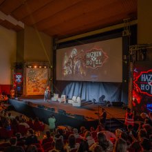 ComiCon 2024: il pubblico in sala in attesa degli ospiti del panel della serie TV Hazbin Hotel