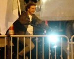 Mission: Impossible 8, Tom Cruise seda una rivolta a Londra e salta su una moto a Parigi, foto e video