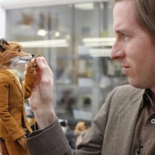 Wes Anderson con il modellino del protagonista di Fantastic Mr. Fox