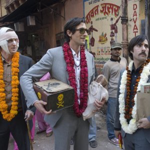 Jason Schwartzman, Owen Wilson e Adrien Brody in una sequenza della commedia Il treno per il Darjeeling