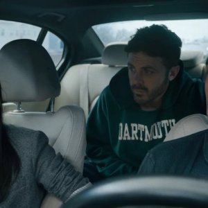 The Instigators: Matt Damon, Hong Chau e Casey Affleck in una scena