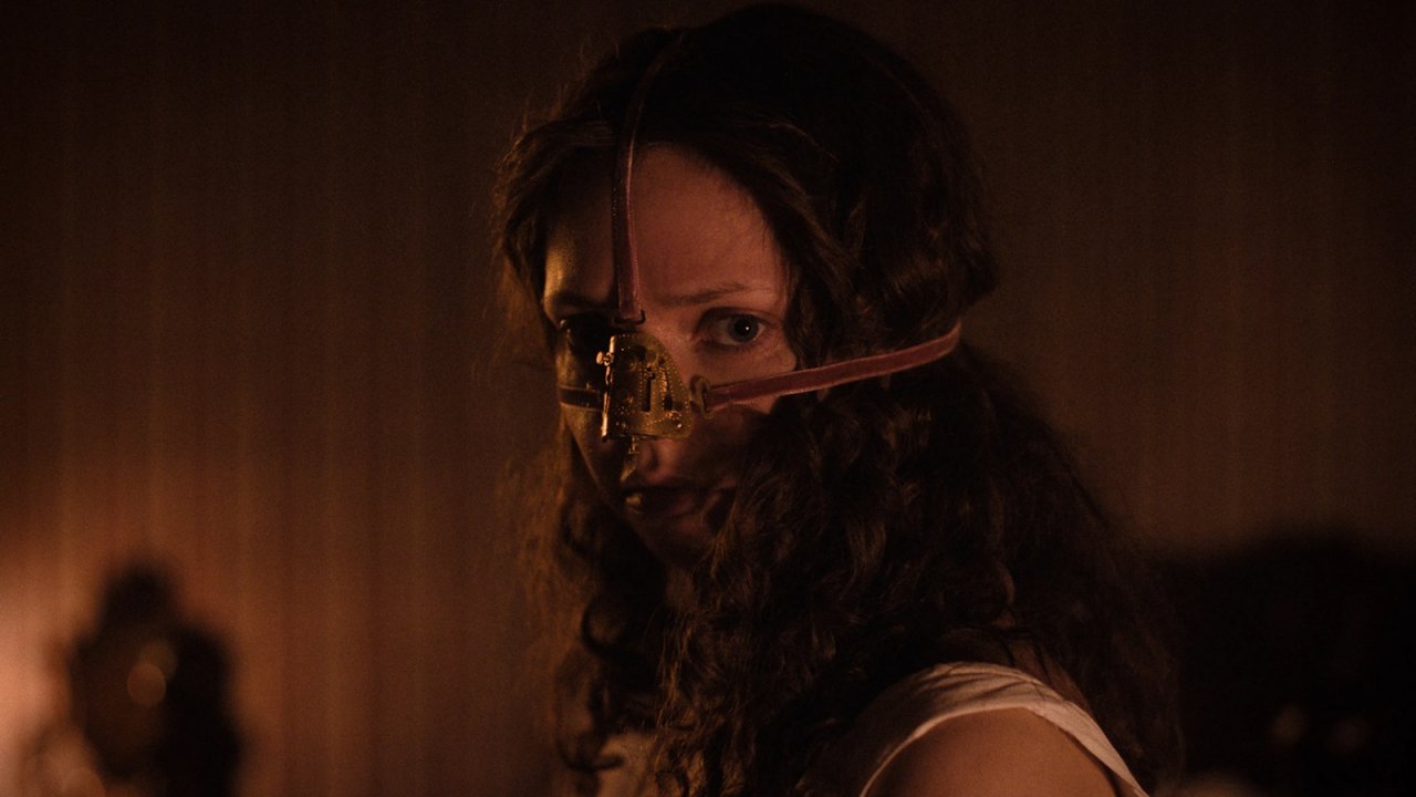 Lea Myren con una maschera sul volto