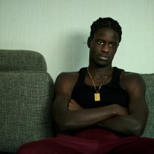 Non lasciarmi cadere: Solomon Njie nella serie Netflix