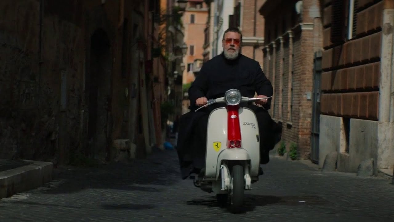 L'esorcista del Papa 2 si farà, Russell Crowe scalda il motore della Vespa mentre arriva la conferma ufficiale