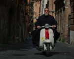 L'esorcista del Papa 2 si farà, Russell Crowe scalda il motore della Vespa mentre arriva la conferma ufficiale