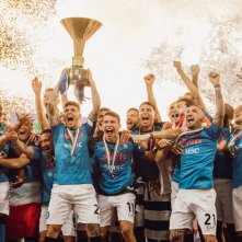 Sarò con te: la squadra trionfante con la coppa dello scudetto