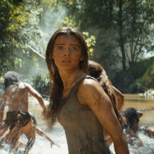 Il regno del pianeta delle scimmie: Freya Allan in una scena d'azione