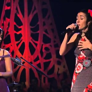 Julieta Venegas: MTV Unplugged - Marisa Monte e Julieta Venegas in una scena tratta dal film