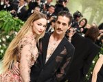 Damiano dei Måneskin al Met Gala 2024 con Dove Cameron, baci e sguardi complici sul red carpet