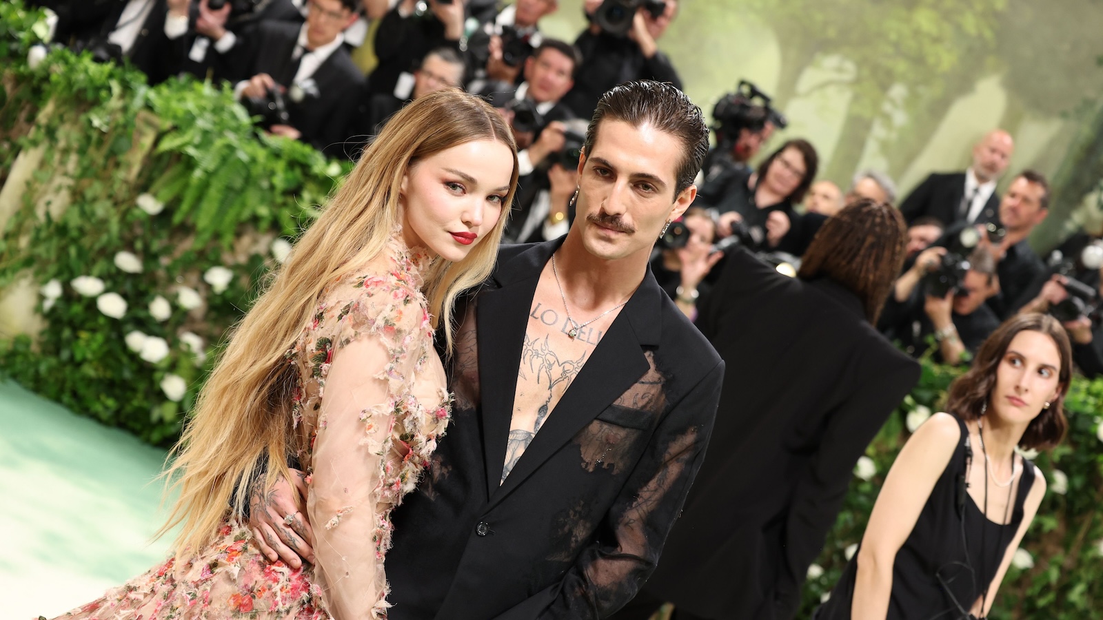 Damiano dei Måneskin al Met Gala 2024 con Dove Cameron, baci e sguardi complici sul red carpet