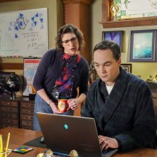 Young Sheldon: Mayim Bialik e Jim Parsons in una foto della puntata finale