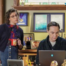 Young Sheldon: Mayim Bialik e Jim Parsons in una foto della puntata finale